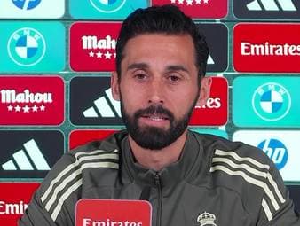 Auf einer Pressekonferenz beantwortet Álvaro Arbeloa eine Frage zu seiner Zukunft als Trainer von Real Madrid. 