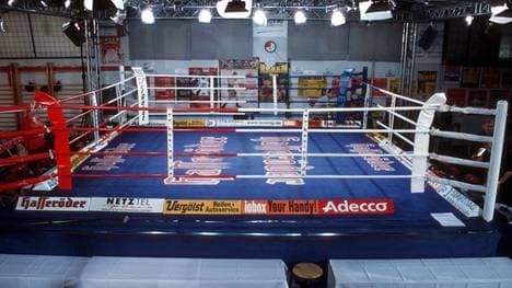 HAMBURG, GERMANY - OCTOBER 01:  BOXFRUEHSCHOPPEN, Hamburg; SPEZIAL: BOXRING (GYM UNIVERSUM)  (Photo by Sebastian Schupfner/Bongarts/Getty Images)