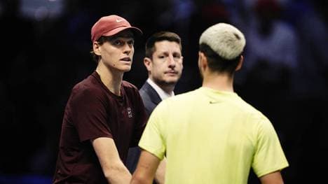 Die Partie zwischen Jannik Sinner (l.) und Carlos Alcaraz (r.) musste unterbrochen werden