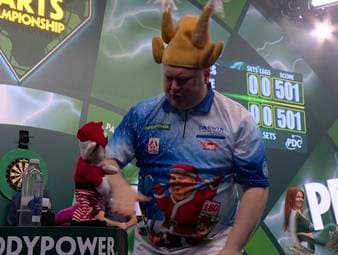 Ricky Evans zeigt im Ally Pally einmal mehr, weshalb er den absolute Fan-Liebling der Massen ist. Sein Walk-On vor dem Zweitrundenmatch gegen James Wade ist Komik pur. 