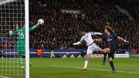 PSG-Keeper Kevin Trapp brachte Chelseas Diego Costa (M.) mit seinen Paraden zur Verzweiflung