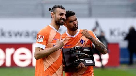 Victor Pálsson (r., mit Serdar Dursun) wechselt von Darmstadt zu Schalke