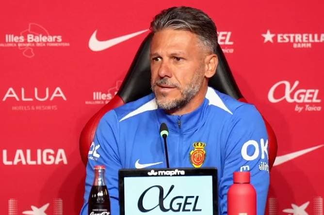 Demichelis wendet sich vor seiner Antwort an den Reporter