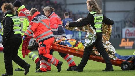 Calvin Brackelmann musste mit einer Trage vom Feld gebracht werden