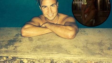 Auch in Bademode machen Mario Götze und seine Ann-Kathrin eine tolle Figur.