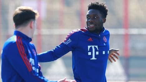 Alphonso Davies kann wieder am Mannschaftstraining des FC Bayern München teilnehmen