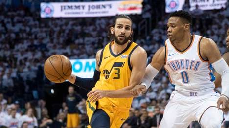 Ricky Rubio (l.) von den Jazz legte gegen OKC um Superstar Russell Westbrook (r.) ein Triple-Double auf
