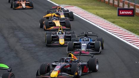 Goethe (vorn) steckt im Mittelfeld der Formel 2