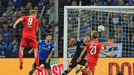 Simon Terodde erzielt per Kopf sein 100. Tor in der 2. Bundesliga