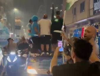 Die SSC Neapel feiert durch ein 2:0 gegen Cagliari die italienische Meisterschaft. Auf den Straßen Süditaliens bricht große Euphorie aus.