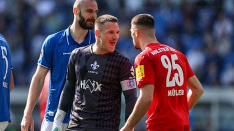 Hitziges Spiel: Kiels Marcus Müller (r.) fliegt früh