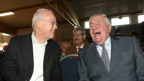 Scharping (l.) weist auf Auswirkungen der Krise hin