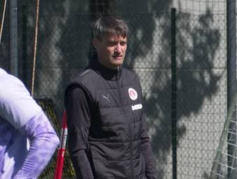 Beim FC. St Pauli herrscht eine angespannte Situation vor dem Saisonfinale. Das sportliche Abschneiden entscheidet über die Zukunft mehrerer Leistungsträger im Kader. Nikola Vasilj wäre bei einem Abstieg im Sommer vereinslos.