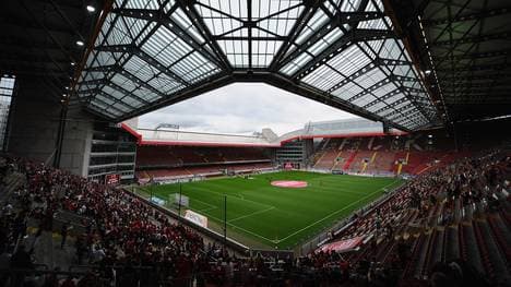 SPORT1 zeigt sowohl das "Retterspiel" des FC Bayern in Kaiserslautern als auch das Legendenspiel bei Manchester United