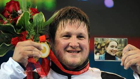 Matthias Steiner zeigte bei der Siegerehrung ein Bild seiner verstorbenen Frau Susann