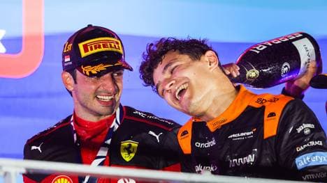 Carlos Sainz (l.) half Lando Norris (r.) am Rennende