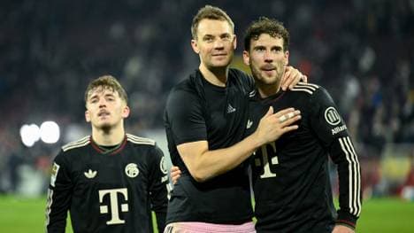 Hiergeblieben bis Sommer: Manuel Neuer mit Goretzka (r.)