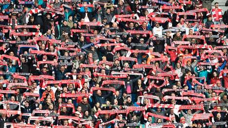 Fans von RB Leipzig unterstützen ihr Team
