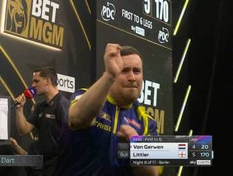 Luke Littler gewinnt den achten Spieltag der Premier League of Darts in Berlin und springt in der Tabelle auf Platz 1.