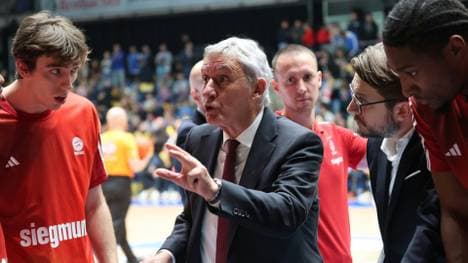 Pesic und seine Spieler in einer Auszeit