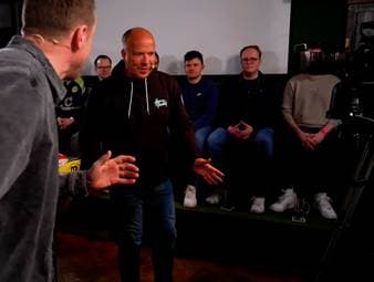 Daniel Svensson fliegt beim Auswärtsspiel von Borussia Dortmund bei Tottenham Hotspur mit Rot vom Platz. Der SPORT1 Fantalk stellt die Szene mit Maik Franz und Moderator Hartwig Thöne nach.