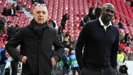 Bernd Neuendorf und Otto Addo beim Länderspiel in Stuttgart