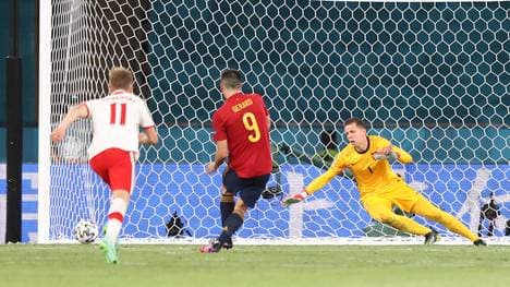 Gerard Moreno (M.) scheitert gegen Polen vom Elfmeterpunkt am Pfosten