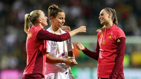 Bald wieder auf dem Platz: Lena Oberdorf (Mitte)