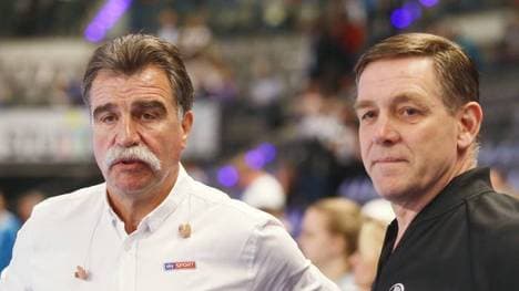 Der frühere Handball-Bundestrainer Heiner Brand (l., hier mit Nachfolger Alfred Gislason) glaubt an eine gute WM der deutschen Nationalmannschaft