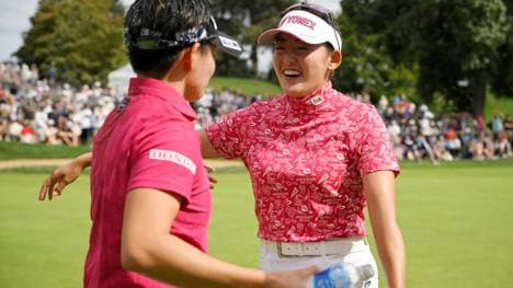 Akie Iwai (l.) mit Schwester Chisato