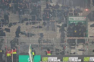 Feuer und Gewalt: Heftige Krawalle nach Nordderby