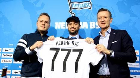 Im März 2023 stellte Hertha BSC das US-Unternehmen 777 Partners als neuen Klub-Eigentümer vor: Hertha-Präsident Kay Bernstein (links), 777-Chef Josh Wander (Mitte) und Hertha-Geschäftsführer Thomas Herrich (rechts)