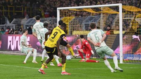 Marco Friedl fälscht den Ball zum 0:2 aus Bremer Sicht ins eigene Tor ab