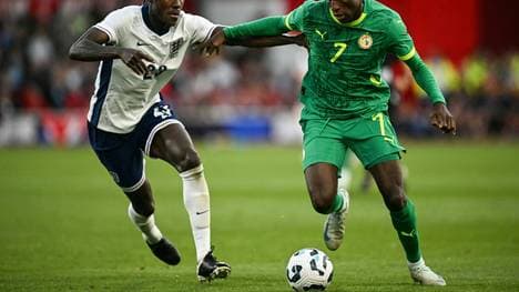 Nicolas Jackson (r.) im Länderspiel gegen England