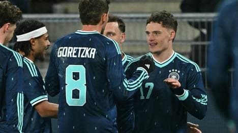 Die Teamkollegen feiern Florian Wirtz (r.)