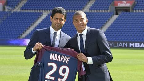 Paris Saint-Germain Präsident Nasser Al-Khelaifi (l.) verteidigt die Rekordtransfers des Klubs