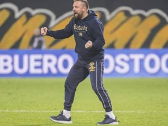 Mit S04-Tattoo: Eintracht-Coach freut sich “wahnsinnig”