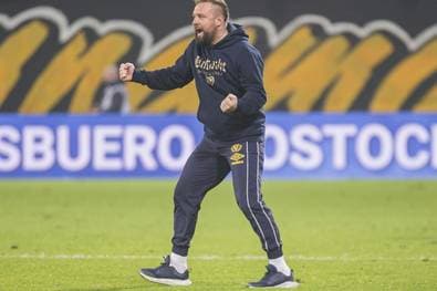 Mit S04-Tattoo: Eintracht-Coach freut sich “wahnsinnig”