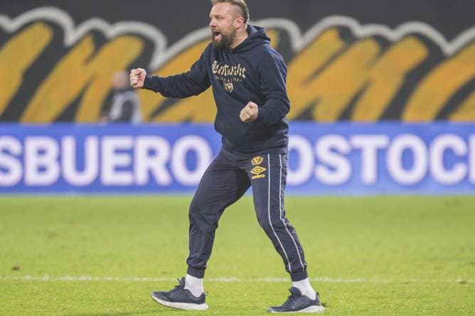 Mit S04-Tattoo: Eintracht-Coach freut sich “wahnsinnig”