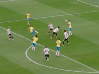 Brasilien darf über den Achtelfinaleinzug jubeln. Zwischenzeitlich sorgt Bruno Guimaraes für einen kuriosen Moment, indem er seinen eigenen Mitspieler abschießt. 