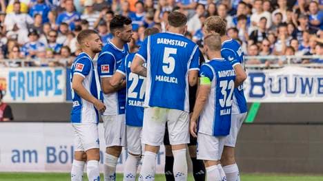 Wütende Darmstadt-Profis umzingeln Schiedsrichter Timo Gerach