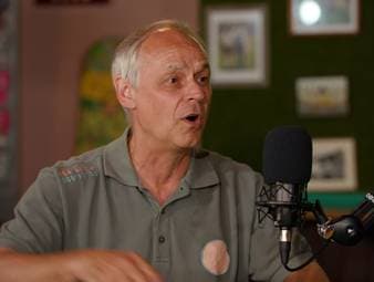 Weltmeister Olaf Thon blickt im SPORT1-Podcast "Deep Dive" auf die Weltmeisterschaft 1990 zurück und teilt dabei Anekdoten über Franz Beckenbauer.