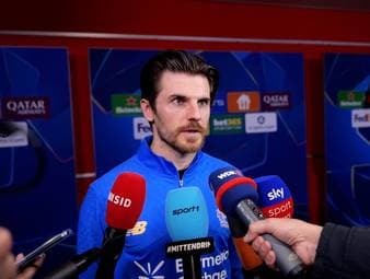 Bayer Leverkusen trifft im Achtelfinale der Champions League nun entweder auf den FC Bayern oder den FC Arsenal. Jonas Hofmann wünscht sich eine Modus-Anpassung, damit deutsch-deutsche Duelle erst im Viertelfinale möglich sind.