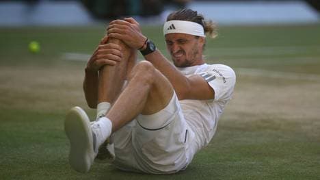 Alexander Zverev hält sich sein rechtes Knie