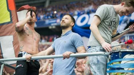 April 2018: Tedesco feiert den Derbysieg auf dem Zaun