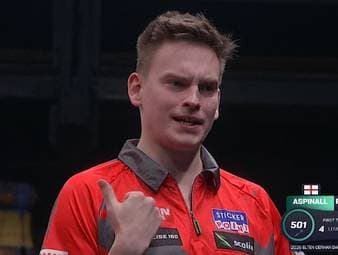 Ricardo Pietreczko präsentiert sich beim German Darts Grand Prix in München gegen Nathan Aspinall in Topform und ist auf bestem Weg zum Sieg. Sein Selbstbewusstsein äußert sich auch in einer Geste nach dem Leg-Gewinn zum 5:4 - doch sein Gegner lässt sich nicht so leicht abschütteln.