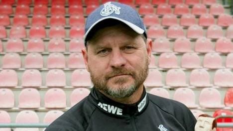 Baumgart bekam die Trophäe bereits überreicht