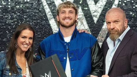 WWE-Chefin Stephanie McMahon (l.) und Triple H (M.) begrüßen Logan Paul bei WWE