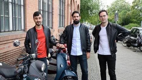 Die Unu-Gründer Elias Atahi (l-r), Mathieu Caudal und Pascal Blum wollen im Februar kommenden Jahres einen E-Roller auf den Markt bringen, der über eine SIM-Karte vernetzt ist. 