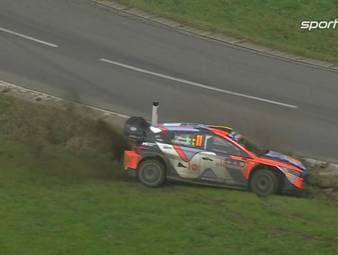 Wahnsinn! Thierry Neuville dreht sich bei der Rallye in Deutschland, Österreich, Tschechien gleich zwei Mal innerhalb von 68 Sekunden. Der vorzeitige WM-Titel ist futsch - Ott Tänak gewinnt nach einem Crash von Sébastien Ogier und darf noch auf den Titel hoffen.